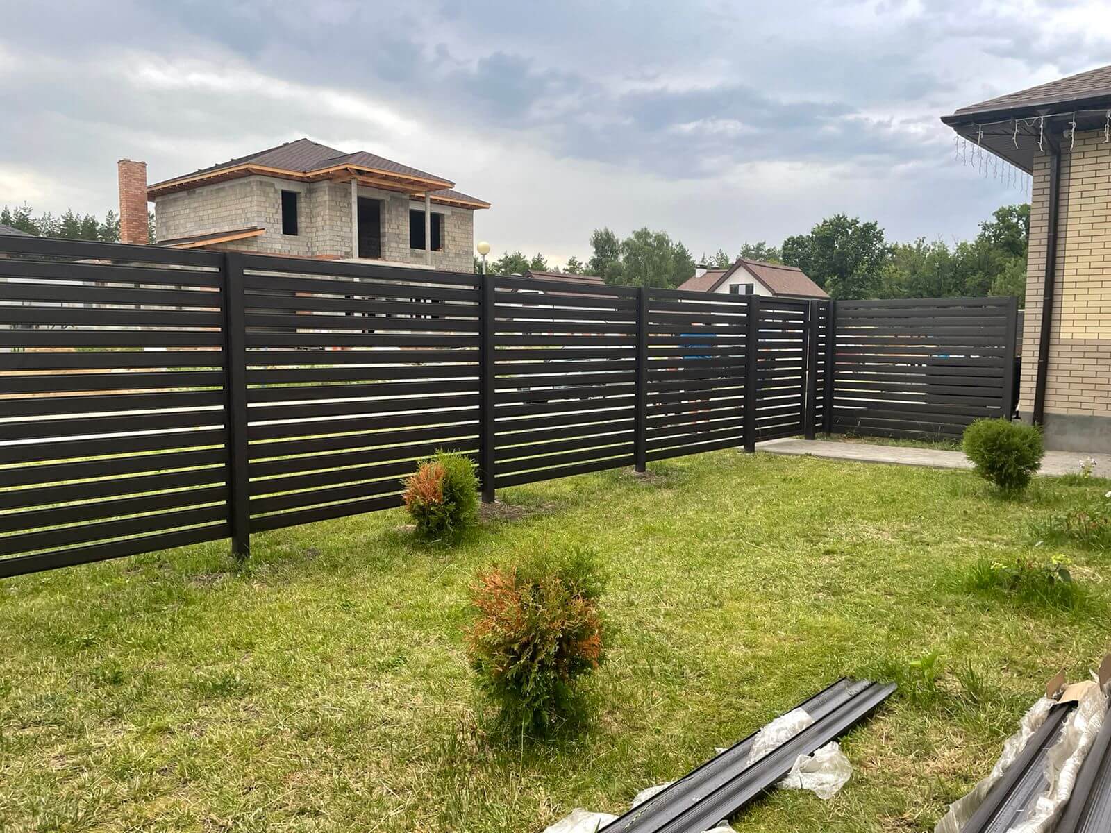 Забор из металлического планкена RAL8019 МАТТЕ фото2 в Энгельсе