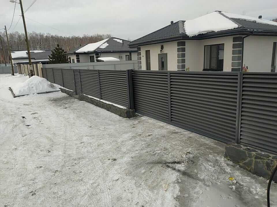 Забор-жалюзи с входной группой 26м RAL7024 Серый Графит МАТТЕ фото 1 в Энгельсе