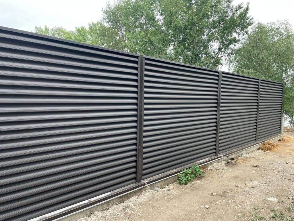 Забор-жалюзи с ламелями еврожалюзи 29м RAL8019/8019 Темный Шоколад МАТТЕ двухсторонний фото 2 в Энгельсе