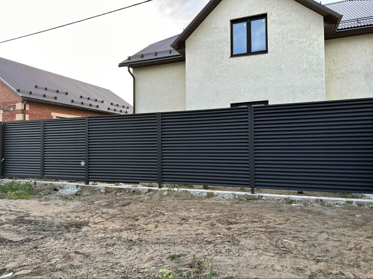 Забор с ламелями еврожалюзи 18м RAL8019/8019 Темный Шоколад МАТТЕ двусторонний фото 1 в Энгельсе