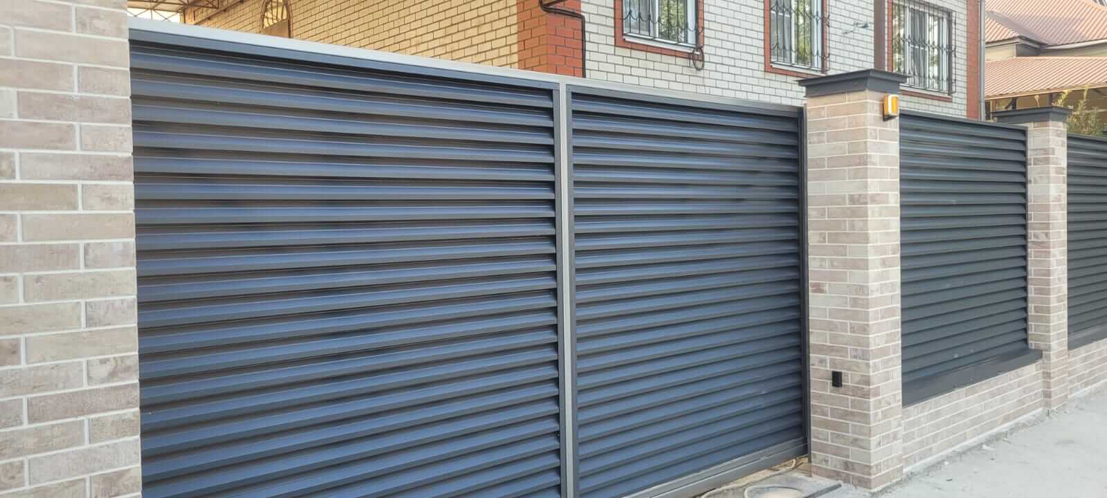 Забор-жалюзи с ламелями ЭКО-Z US усиленные 20м RAL7024/7024 Серый Графит двусторонний МАТТЕ фото 9 в Энгельсе