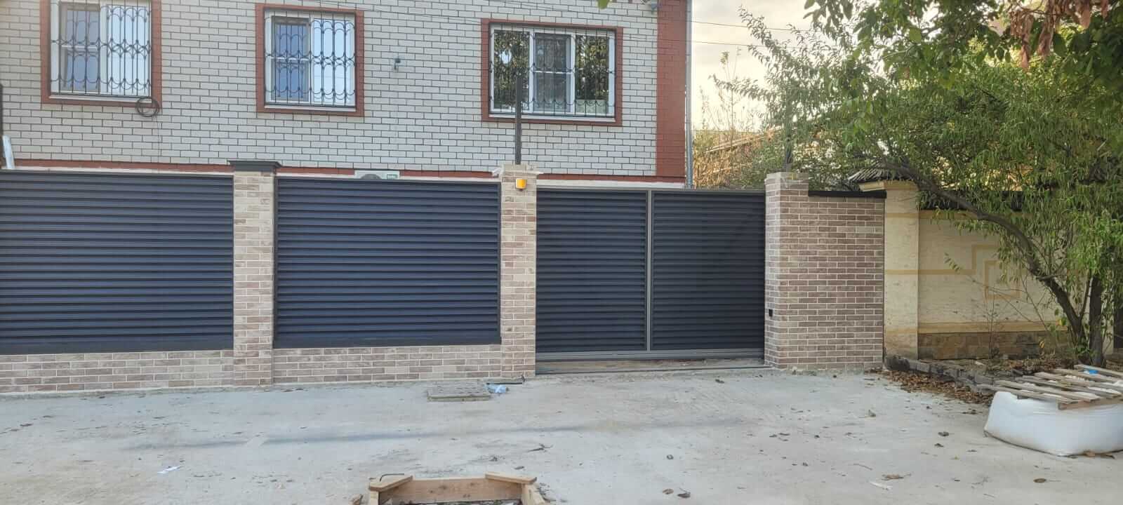 Забор-жалюзи с ламелями ЭКО-Z US усиленные 20м RAL7024/7024 Серый Графит двусторонний МАТТЕ фото 2 в Энгельсе