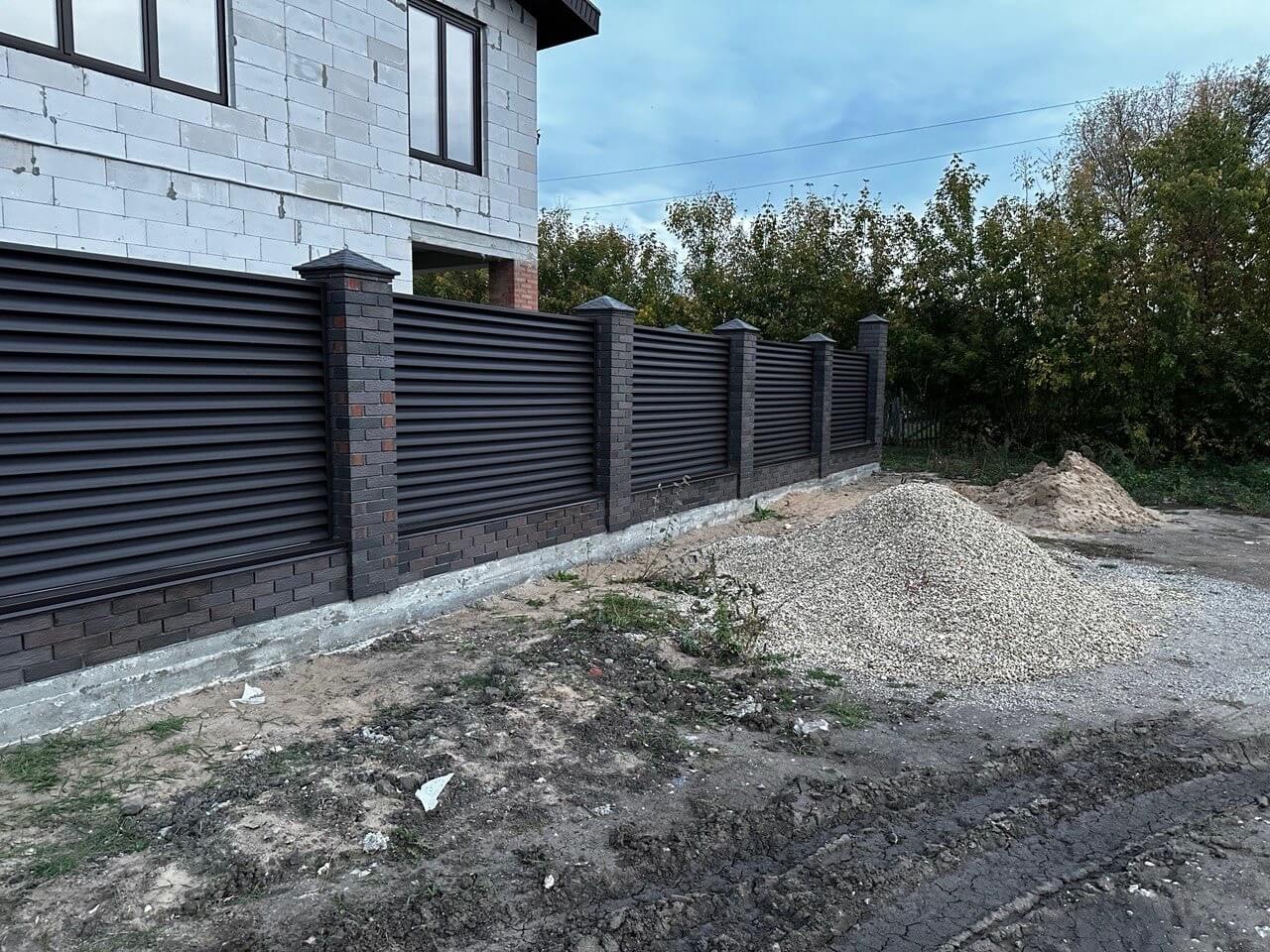 Забор из ламелей Еврожалюзи 38м RAL8019/8019 Темный Шоколад двусторонний MATTE фото 4 в Энгельсе