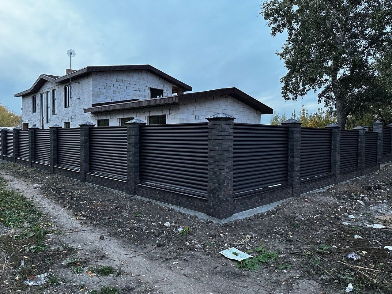 Забор из ламелей Еврожалюзи 38м RAL8019/8019 Темный Шоколад двусторонний MATTE фото 2 в Энгельсе