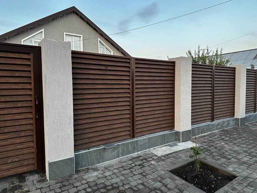 Забор-жалюзи из ламелей Еврожалюзи 23м Каштан Printech фото 1 в Энгельсе