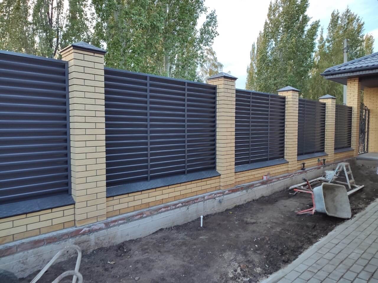 Забор-жалюзи с ламелями Еврожалюзи 16м RAL7024/7024 Серый Графит двусторонний фото 3 в Энгельсе