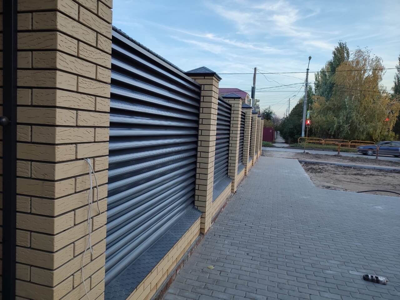 Забор-жалюзи с ламелями Еврожалюзи 16м RAL7024/7024 Серый Графит двусторонний фото 2 в Энгельсе