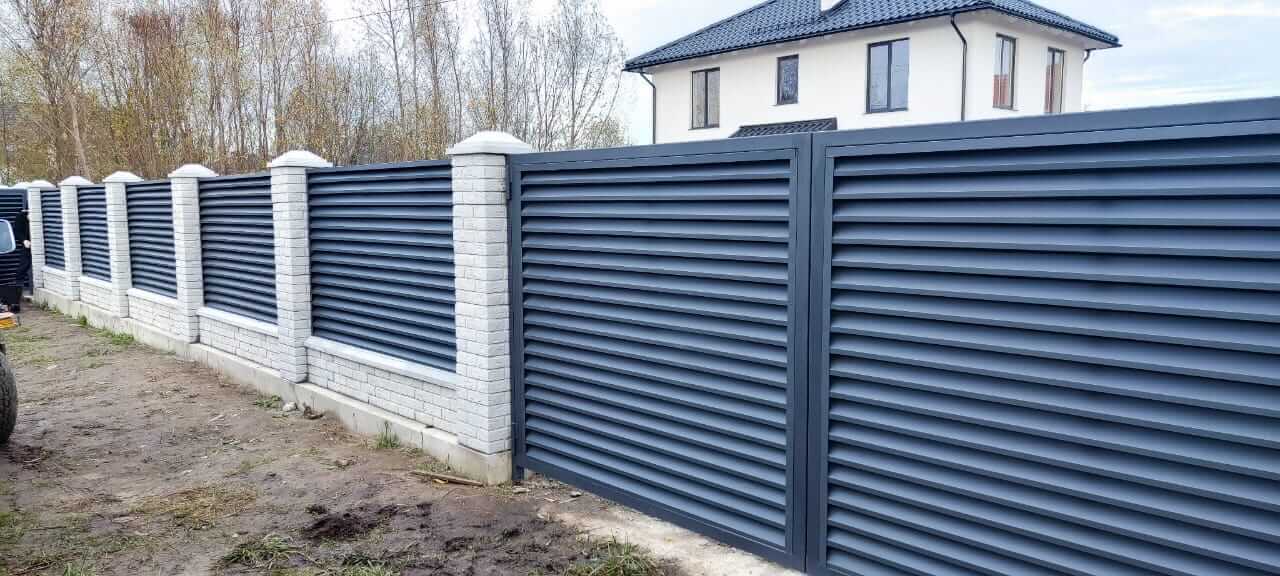 Забор-жалюзи из ламелей ЭКО-Z 32м RAL7024 Серый Графит МАТТЕ фото 5 в Энгельсе