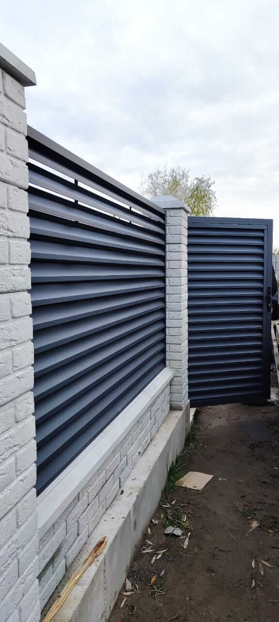 Забор-жалюзи из ламелей ЭКО-Z 32м RAL7024 Серый Графит МАТТЕ фото 4 в Энгельсе