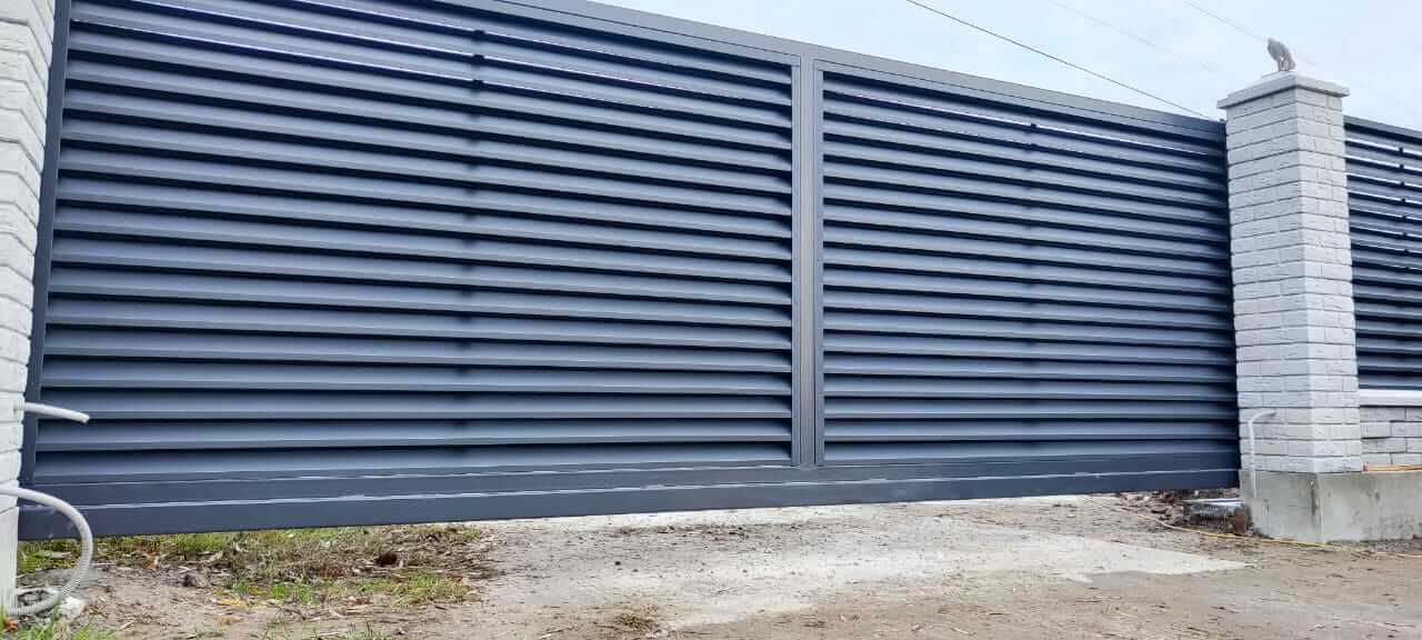 Забор-жалюзи из ламелей ЭКО-Z 32м RAL7024 Серый Графит МАТТЕ фото 3 в Энгельсе