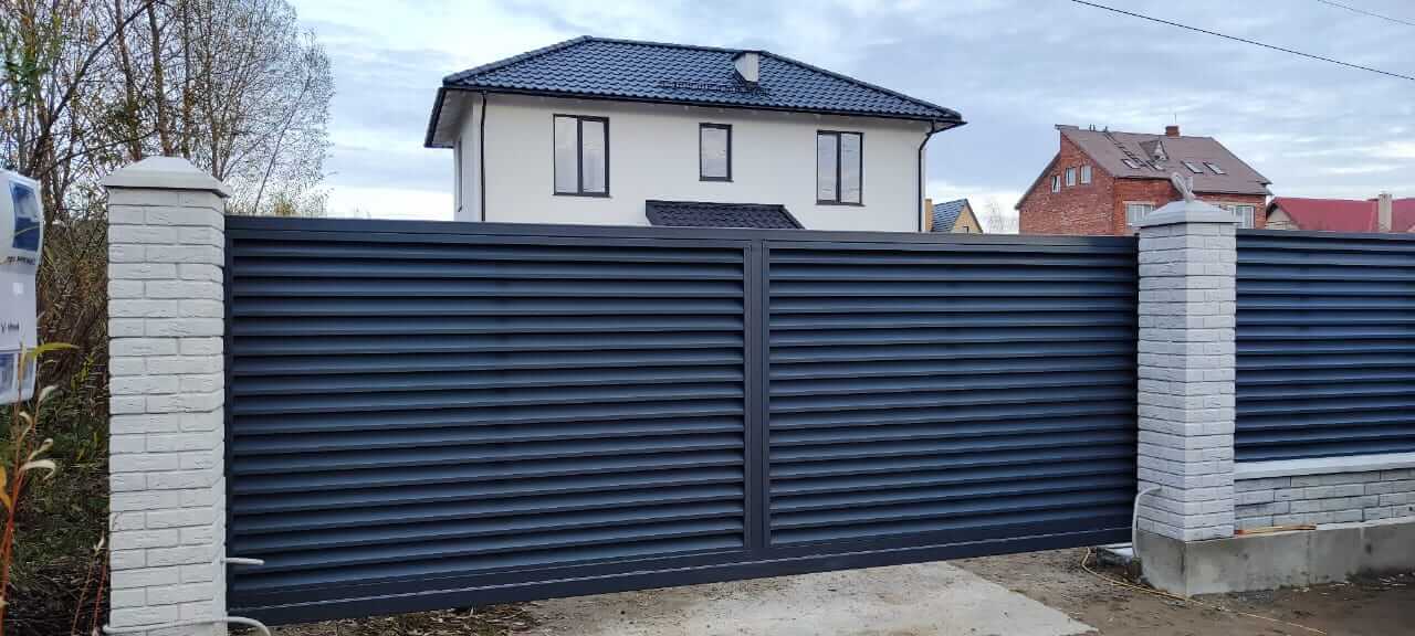 Забор-жалюзи из ламелей ЭКО-Z 32м RAL7024 Серый Графит МАТТЕ фото 2 в Энгельсе