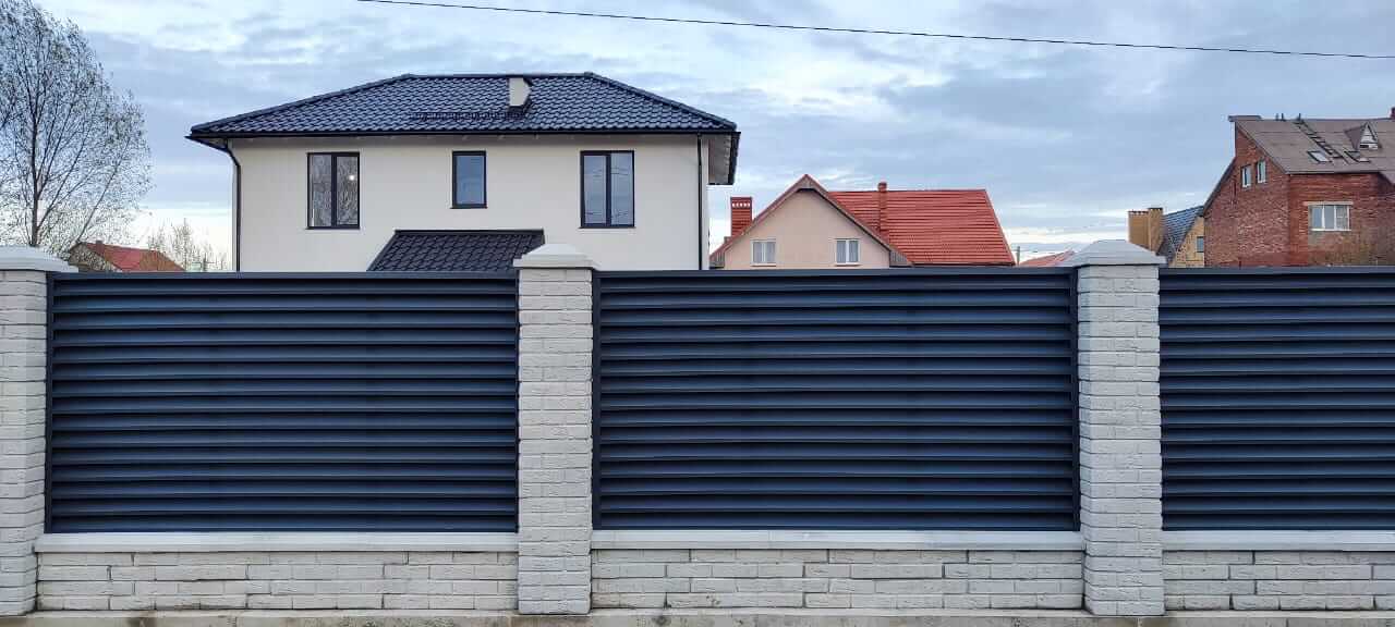 Забор-жалюзи из ламелей ЭКО-Z 32м RAL7024 Серый Графит МАТТЕ в Энгельсе
