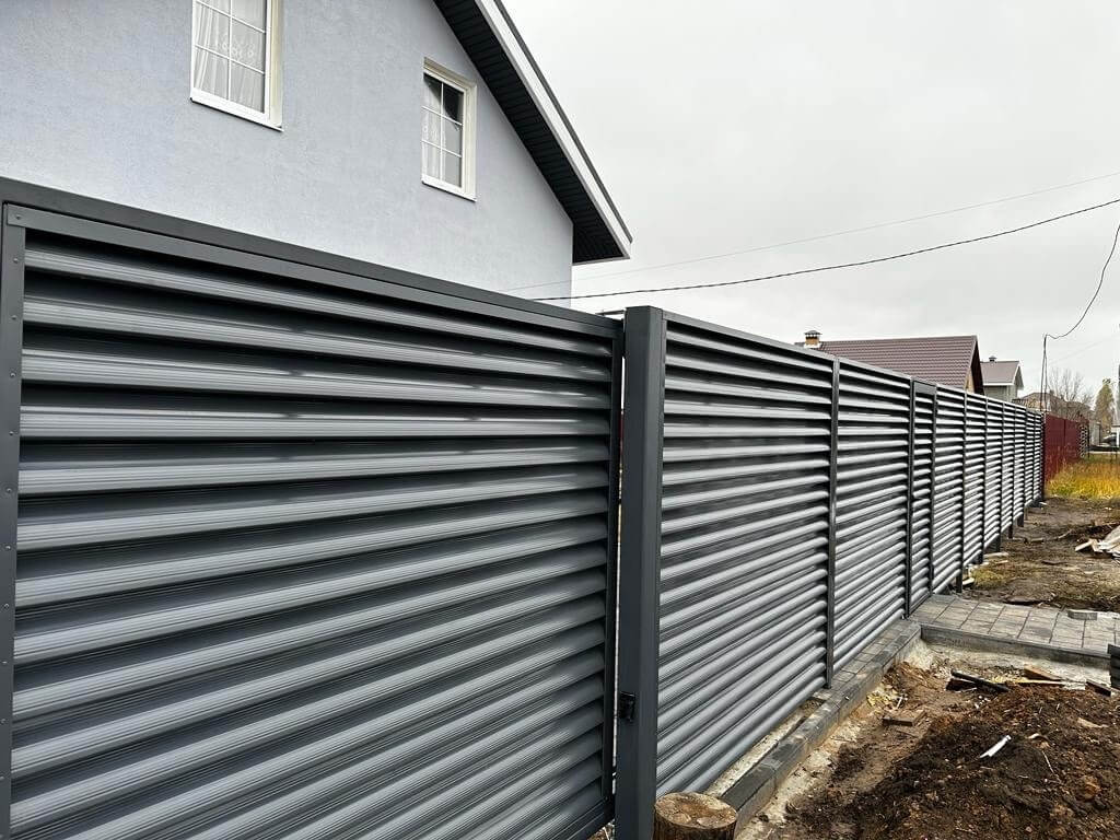 Забор-жалюзи из ламелей Еврожалюзи 28м RAL7024/7024 Серый Графит двусторонний фото 4 в Энгельсе