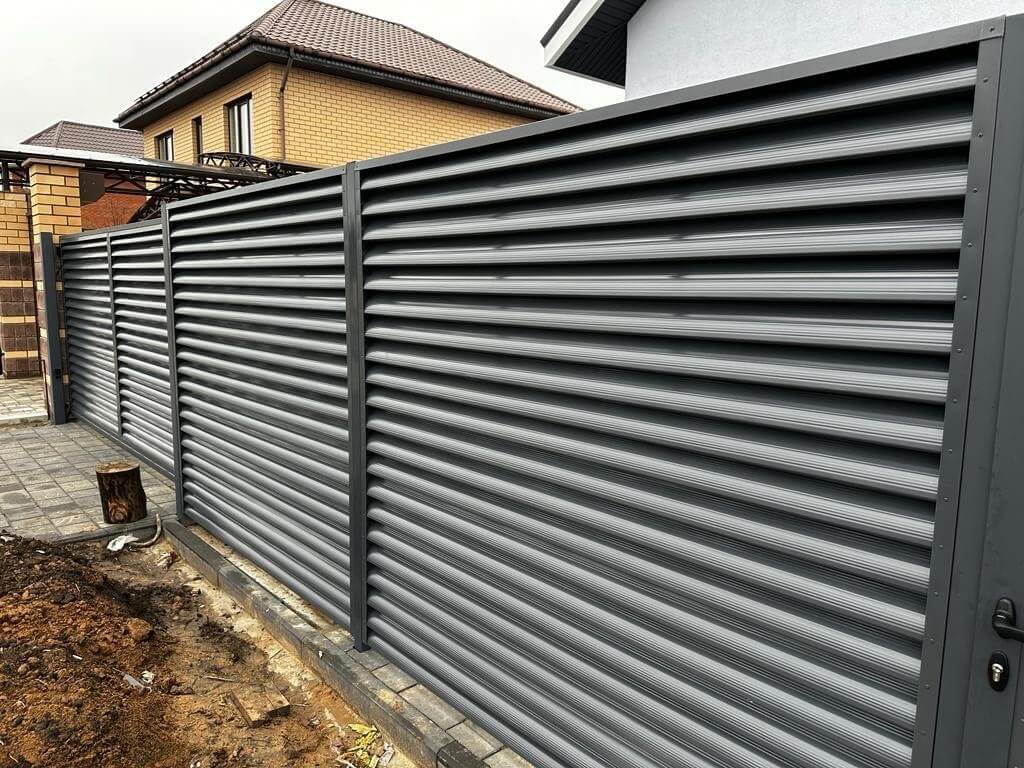 Забор-жалюзи из ламелей Еврожалюзи 28м RAL7024/7024 Серый Графит двусторонний фото 2 в Энгельсе