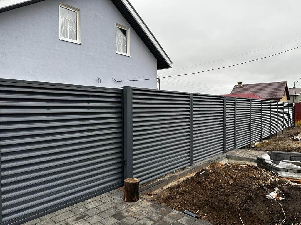 Забор-жалюзи из ламелей Еврожалюзи 28м RAL7024/7024 Серый Графит двусторонний в Энгельсе