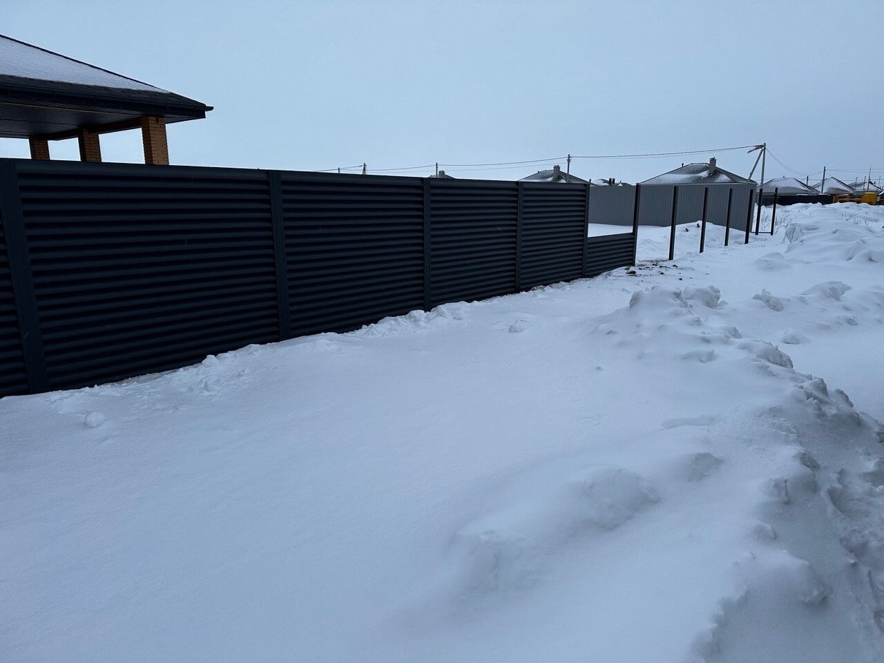 Забор-жалюзи из ламелей еврожалюзи 57м RAL7024 Серый Графит МАТТЕ фото 6 в Энгельсе