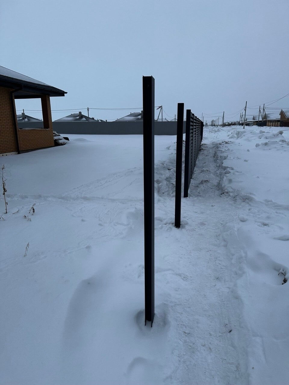 Забор-жалюзи из ламелей еврожалюзи 57м RAL7024 Серый Графит МАТТЕ фото 5 в Энгельсе
