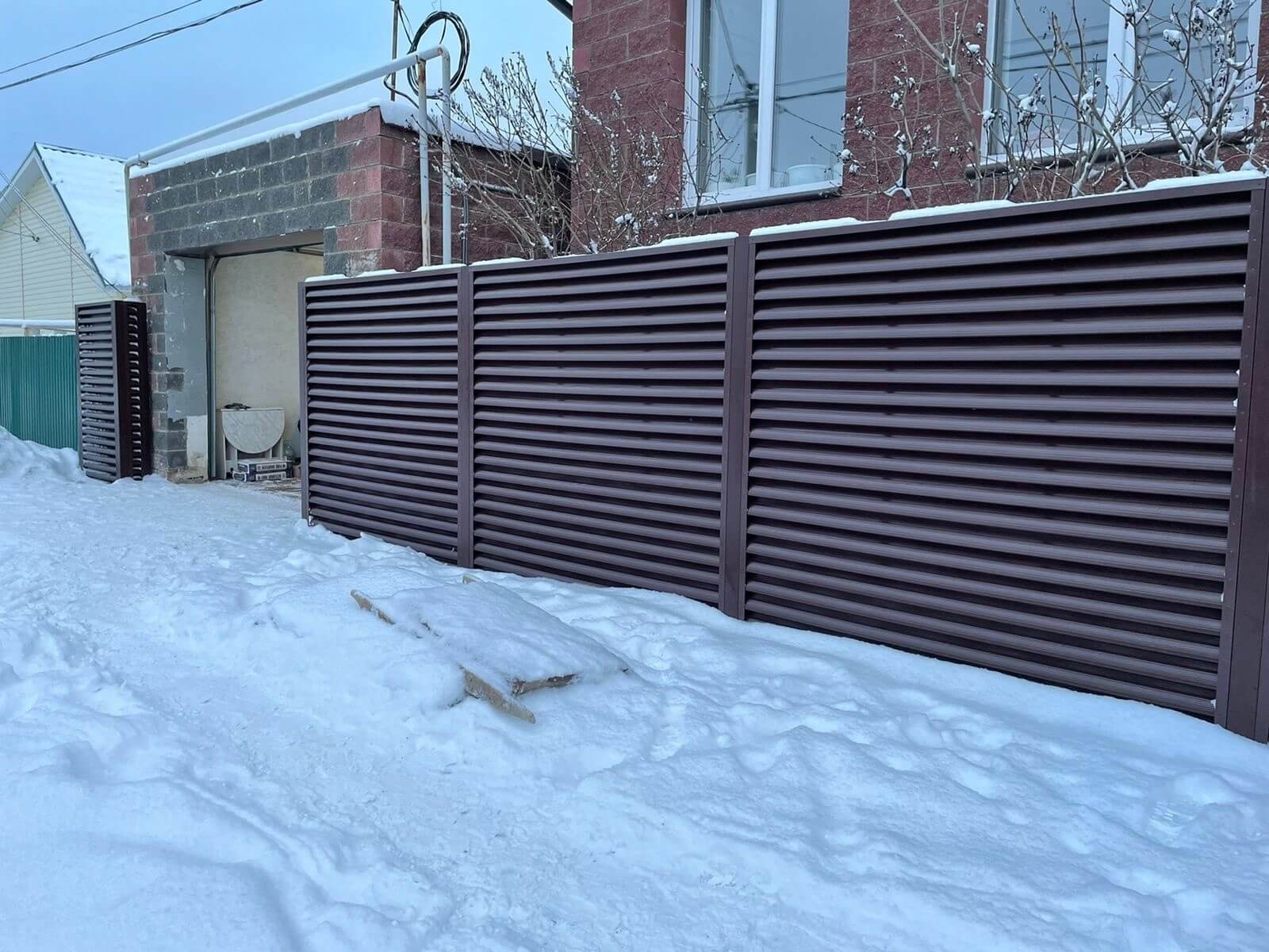 Забор из ламелей еврожалюзи 38м RAL8017/8017 Шоколад двусторонний фото 5 в Энгельсе