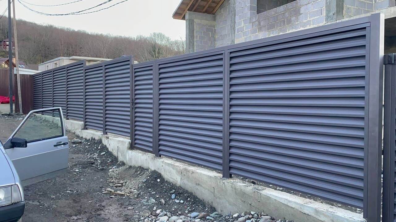 Забор-жалюзи из ламелей ЭКО-Z 54м RAL8019/8019 Темный Шоколад двусторонний в Энгельсе