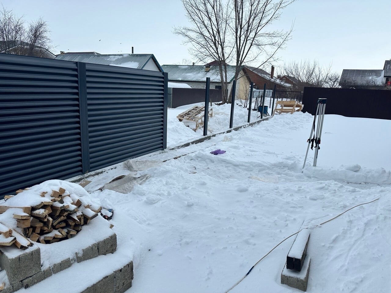 Забор-жалюзи из ламелей Еврожалюзи 32м RAL7024/7024 Серый Графит двусторонний фото 3 в Энгельсе