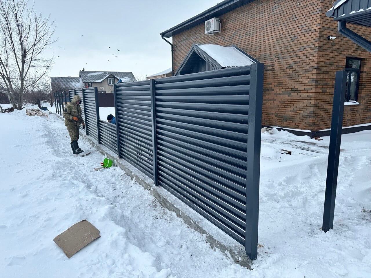 Забор-жалюзи из ламелей Еврожалюзи 32м RAL7024/7024 Серый Графит двусторонний фото 2 в Энгельсе