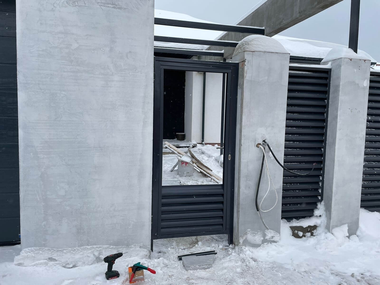 Забор из ламелей еврожалюзи 28м RAL7024/7024 Серый Графит двусторонний фото 2 в Энгельсе