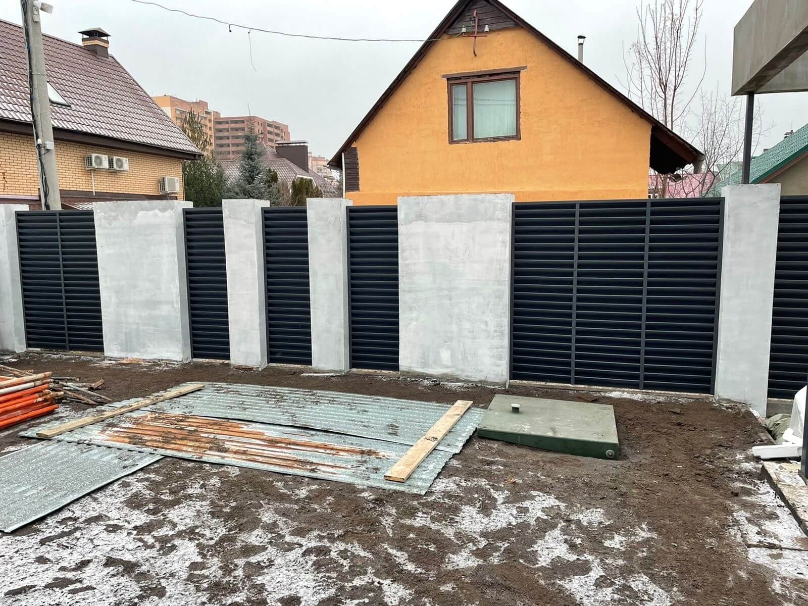 Забор из ламелей еврожалюзи 28м RAL7024/7024 Серый Графит двусторонний в Энгельсе