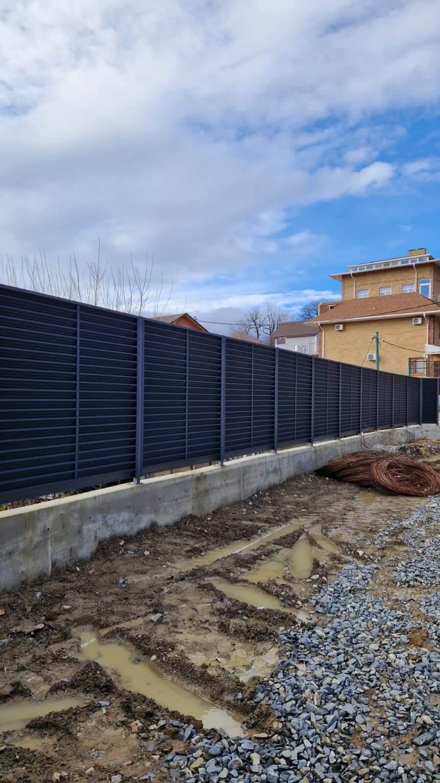 Забор-жалюзи из ламелей ЭКО-Z усиленных 87м RAL7024 Серый Графит матовый фото 6 в Энгельсе