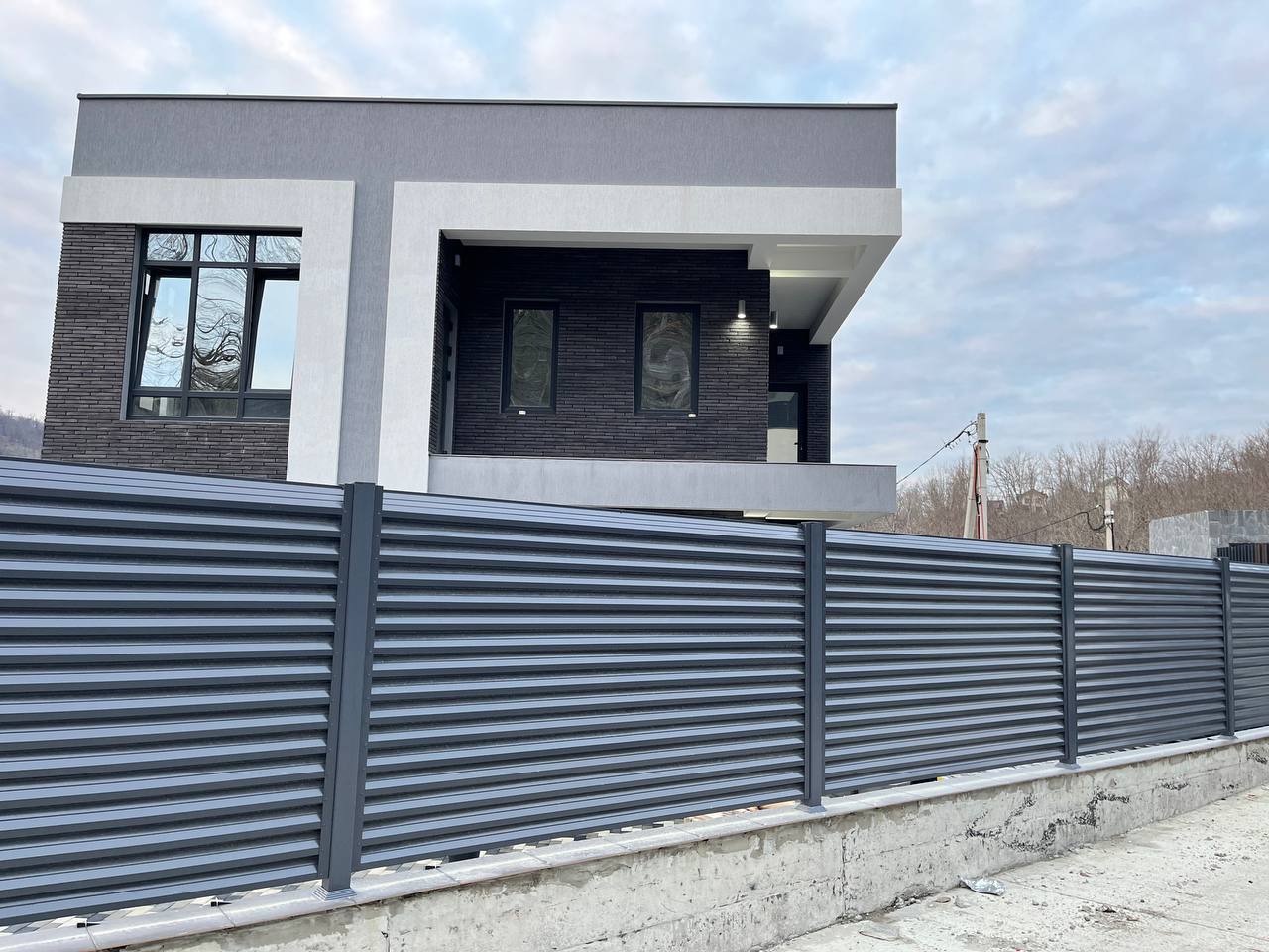 Забор-жалюзи из ламелей ЭКО-Z усиленных RAL7024/7024 Серый Графит двусторонний в Энгельсе