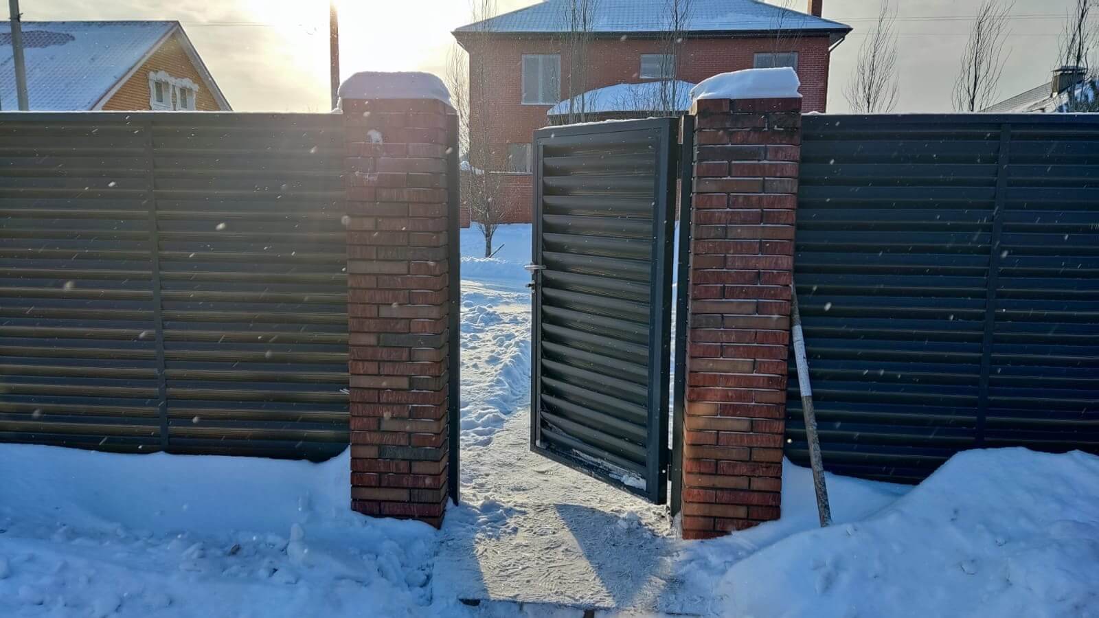 Забор-жалюзи с ламелями еврожалюзи 34м RAL7024/7024 Серый Графит двусторонний фото 3 в Энгельсе