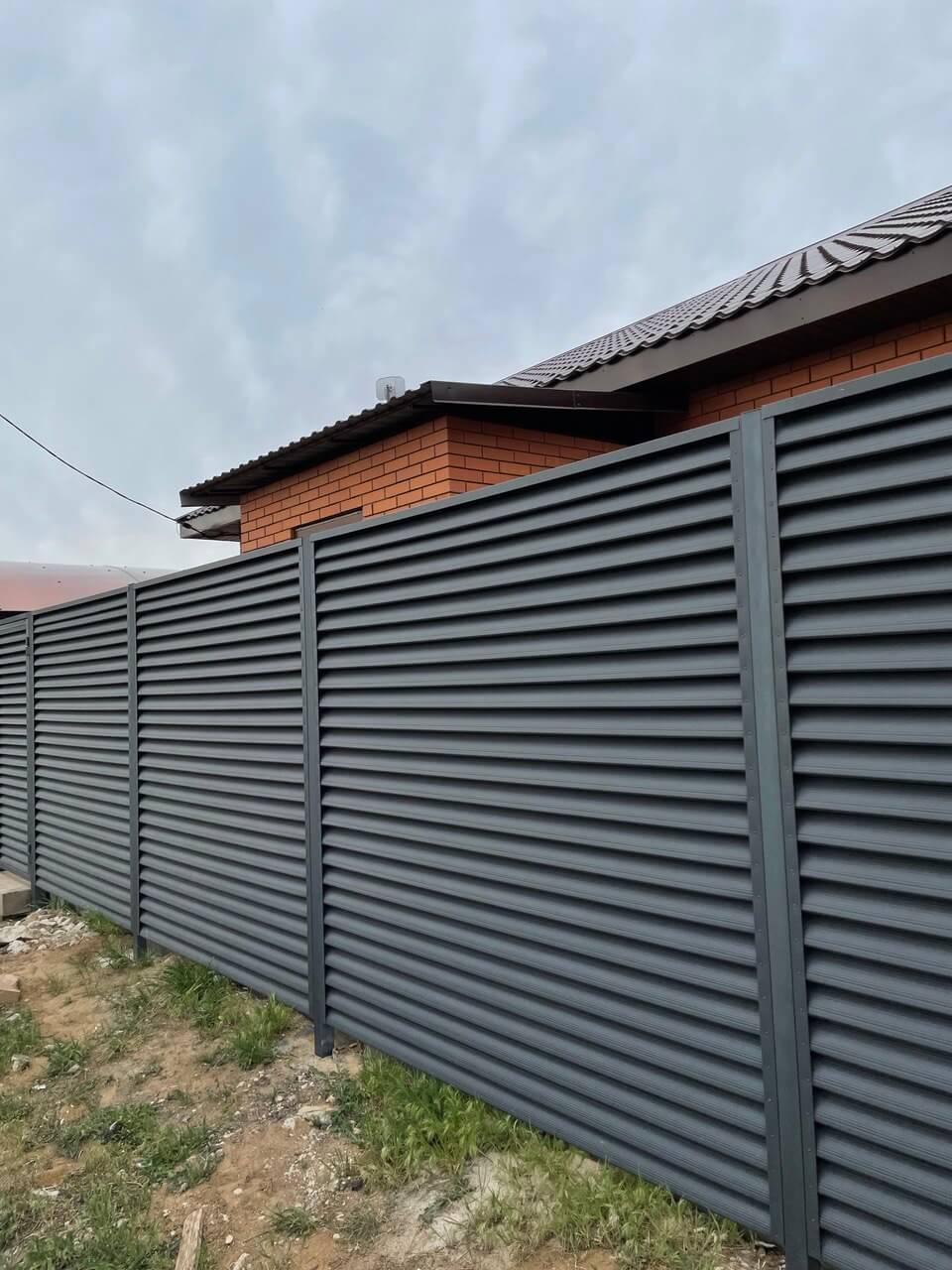 Забор из ламелей еврожалюзи 24м RAL7024 Серый Графит МАТТЕ в Энгельсе