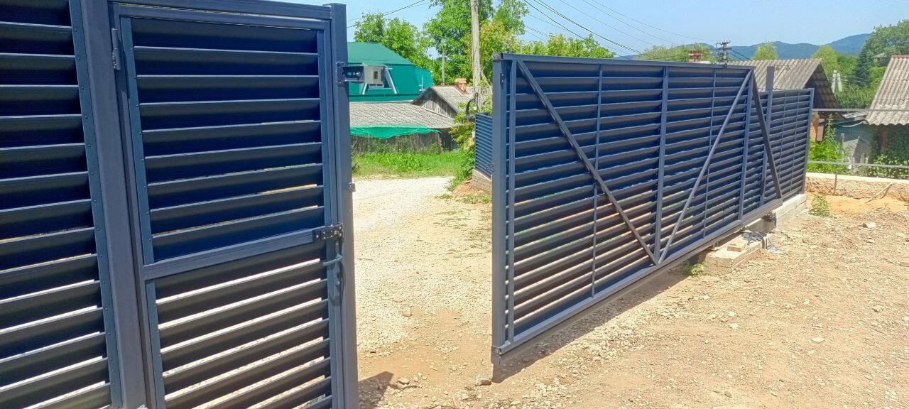 Забор-жалюзи из ламелей Еврожалюзи 53м RAL7024 Серый Графит МАТТЕ фото 16 в Энгельсе