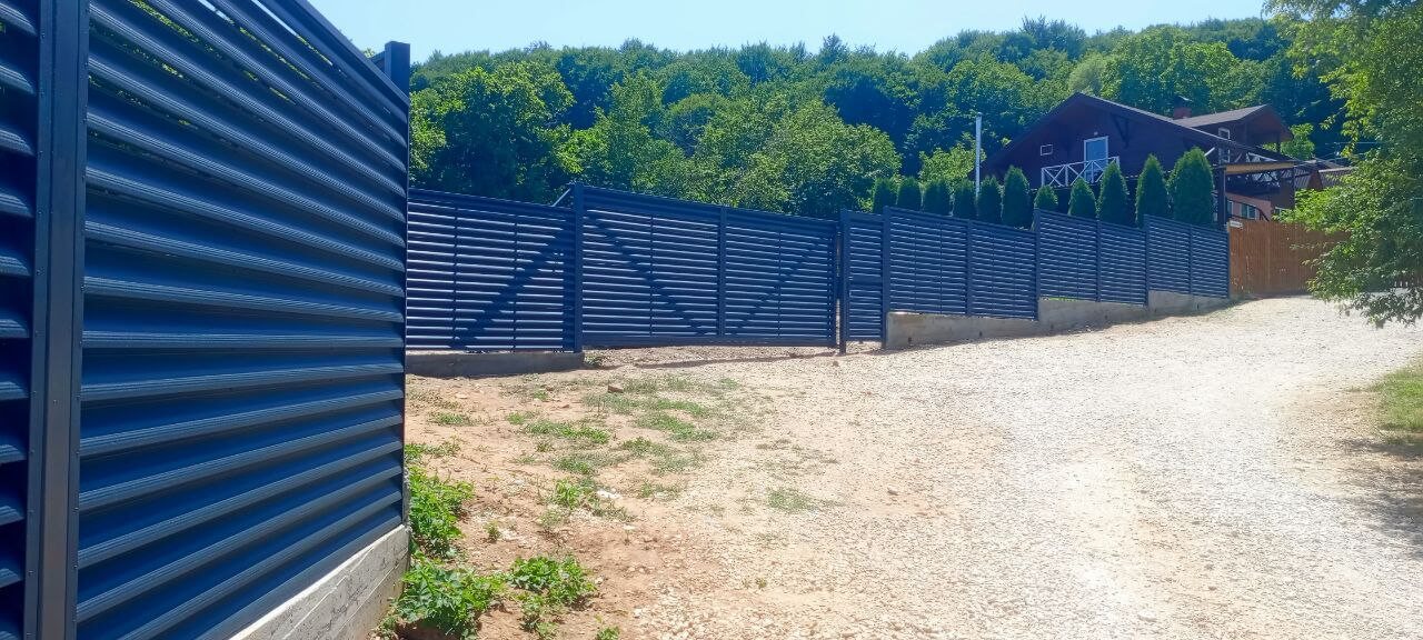 Забор-жалюзи из ламелей Еврожалюзи 53м RAL7024 Серый Графит МАТТЕ фото 8 в Энгельсе