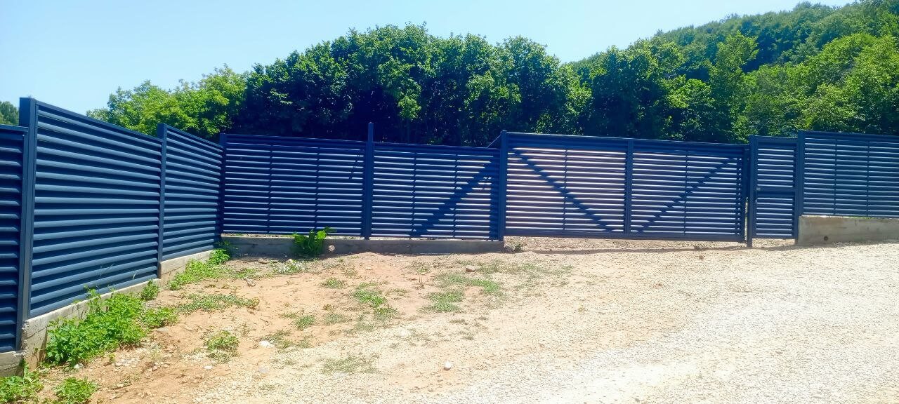 Забор-жалюзи из ламелей Еврожалюзи 53м RAL7024 Серый Графит МАТТЕ фото 7 в Энгельсе