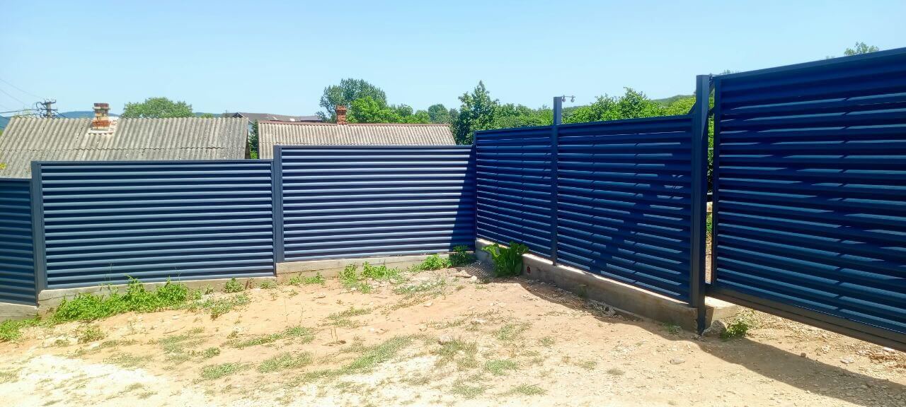 Забор-жалюзи из ламелей Еврожалюзи 53м RAL7024 Серый Графит МАТТЕ фото 4 в Энгельсе