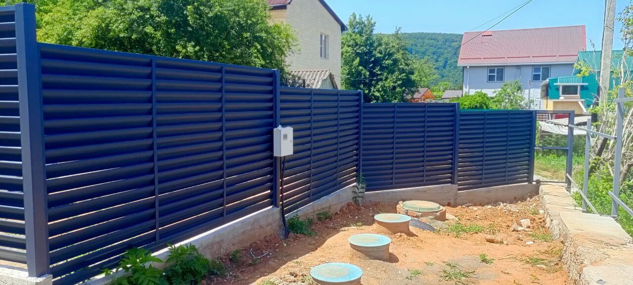 Забор-жалюзи из ламелей Еврожалюзи 53м RAL7024 Серый Графит МАТТЕ фото 2 в Энгельсе