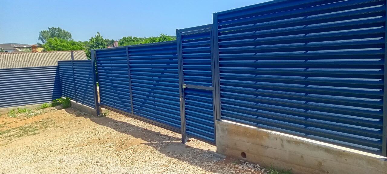 Забор-жалюзи из ламелей Еврожалюзи 53м RAL7024 Серый Графит МАТТЕ фото 15 в Энгельсе