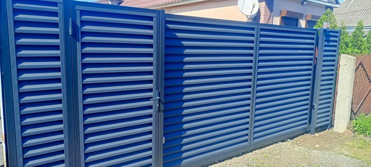 Забор-жалюзи из ламелей Еврожалюзи 53м RAL7024 Серый Графит МАТТЕ фото 10 в Энгельсе