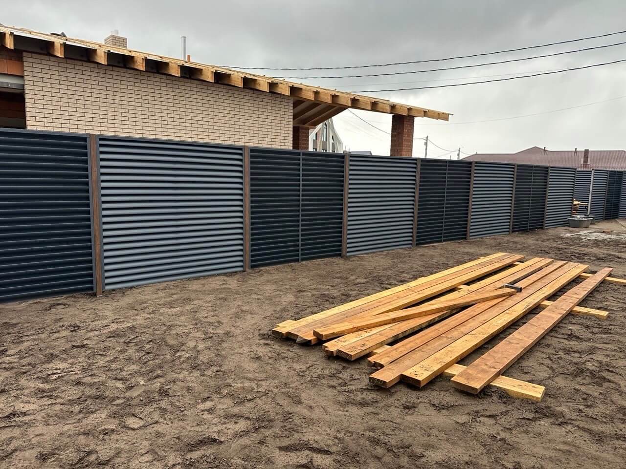 Забор из ламелей еврожалюзи 160м RAL7024/7024 Серый Графит двусторонний МАТТЕ фото 6 в Энгельсе