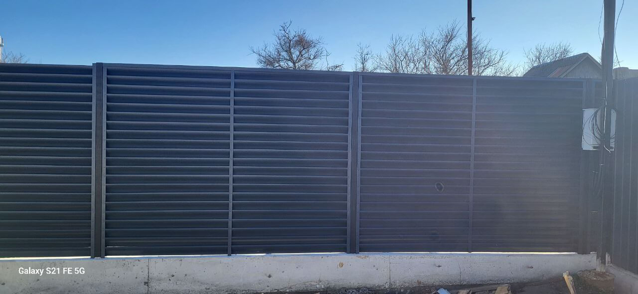 Забор из ламелей еврожалюзи 30м RAL7024/7024 Серый Графит двусторонний фото 6 в Энгельсе