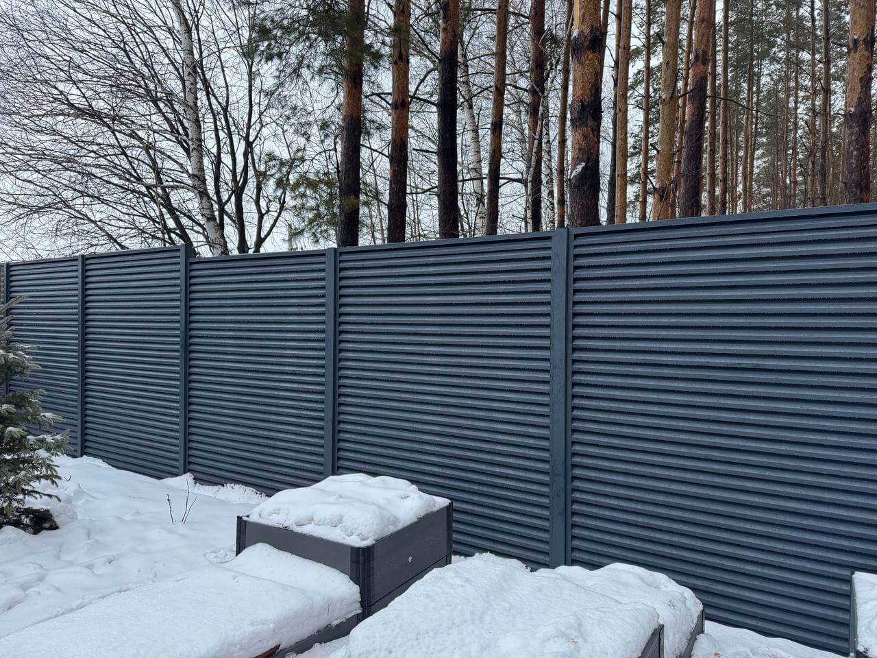Забор-жалюзи из ламелей ЭКО-Z-US 54м RAL7024/7024 Серый Графит двусторонний МАТТЕ фото 3 в Энгельсе