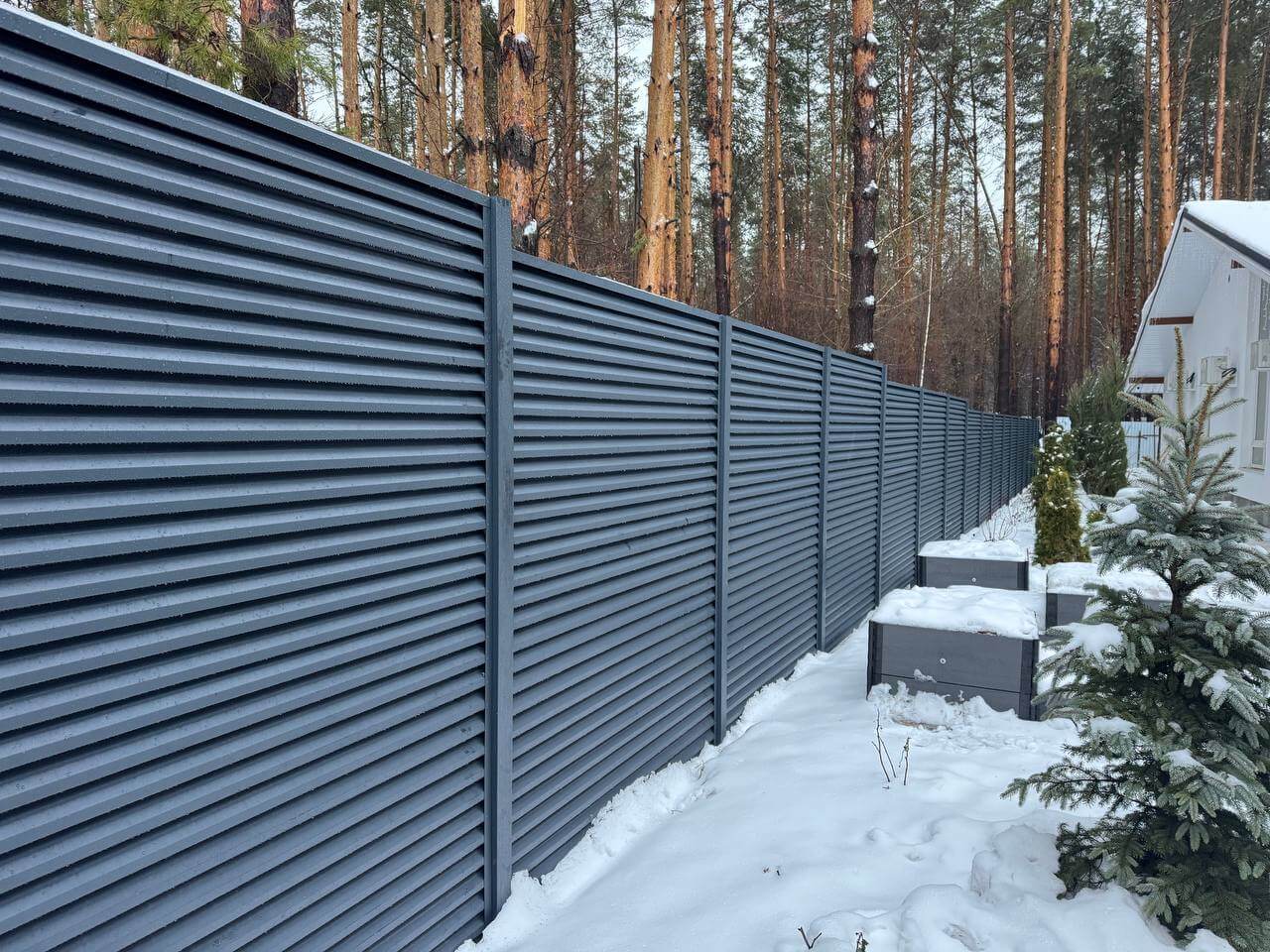 Забор-жалюзи из ламелей ЭКО-Z-US 54м RAL7024/7024 Серый Графит двусторонний МАТТЕ в Энгельсе