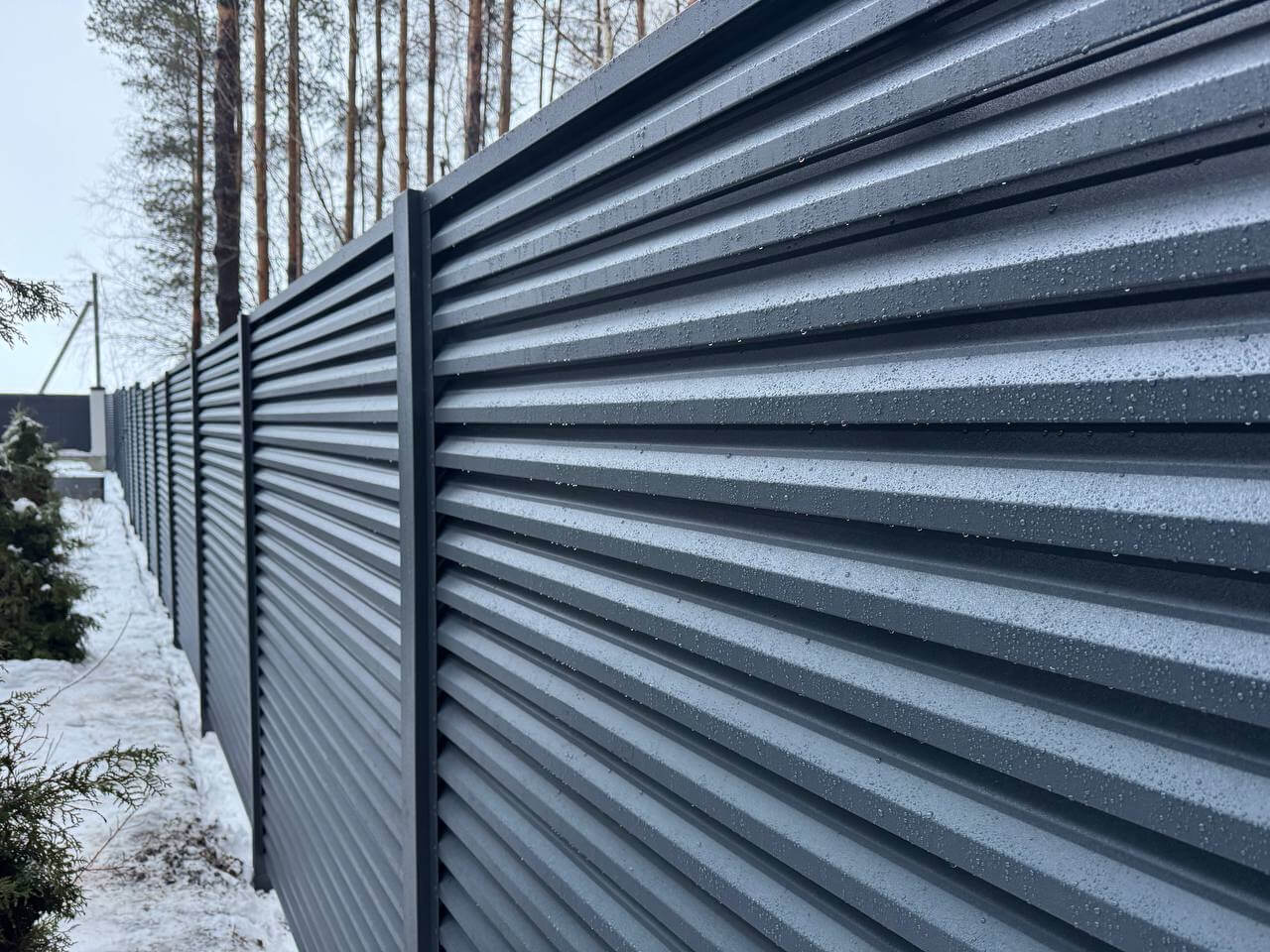 Забор-жалюзи из ламелей ЭКО-Z-US 54м RAL7024/7024 Серый Графит двусторонний МАТТЕ фото 2 в Энгельсе