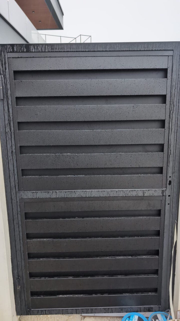 Откатные ворота с калиткой из металлопланкена RAL9005/9005 Черный двусторонний МАТТЕ фото 3 в Энгельсе