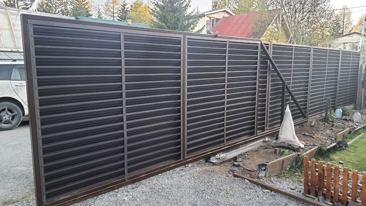Забор-жалюзи из ламелей ЭКО-Z-US 12м RAL8019/8019 Темный Шоколад двусторонний МАТТЕ фото 1 в Энгельсе