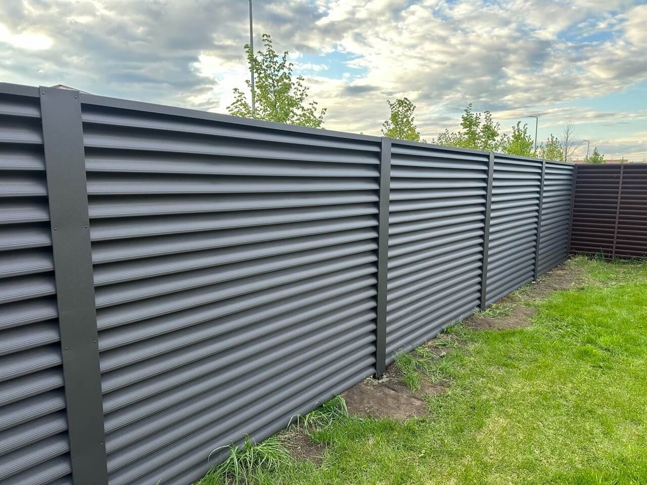 Забор из ламелей еврожалюзи 43м RAL8019/8019 Темный Шоколад двусторонний МАТТЕ фото 1 в Энгельсе