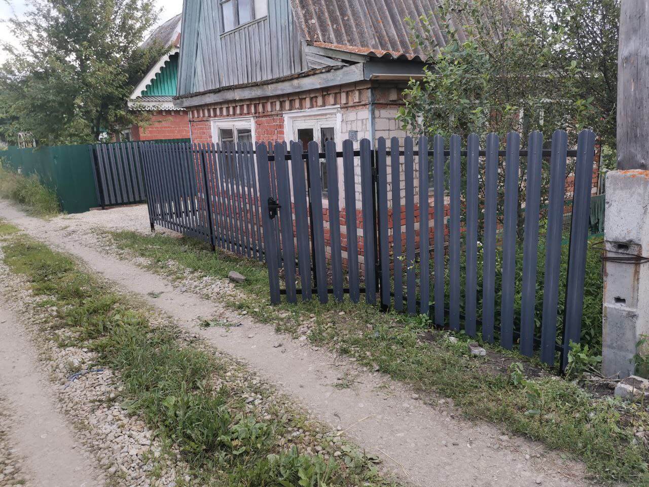 Забор из евроштакетника 7м RAL7024/7024 Серый Графит двусторонний фото 3 в Энгельсе