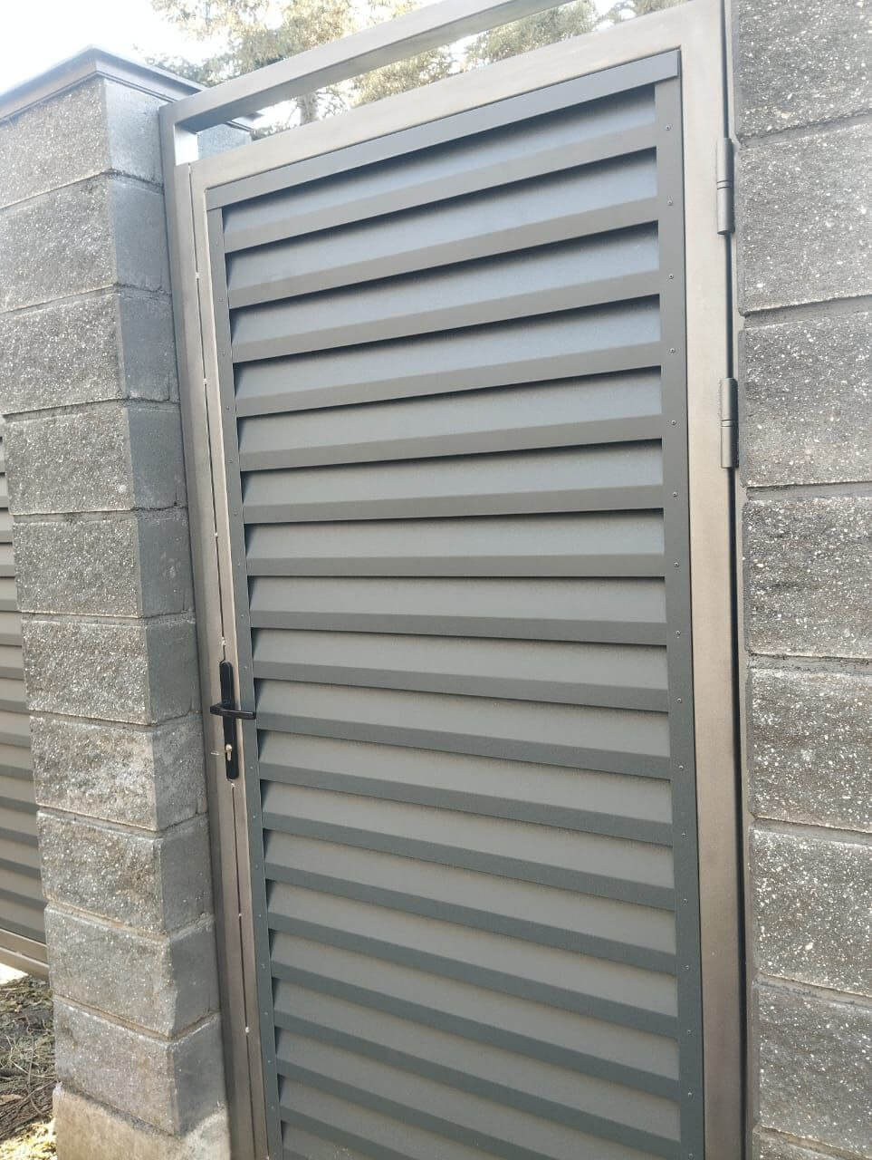 Откатные ворота с калиткой из ламелей Реснички RAL7024/7024 Серый Графит двусторонний МАТТЕ фото 2 в Энгельсе