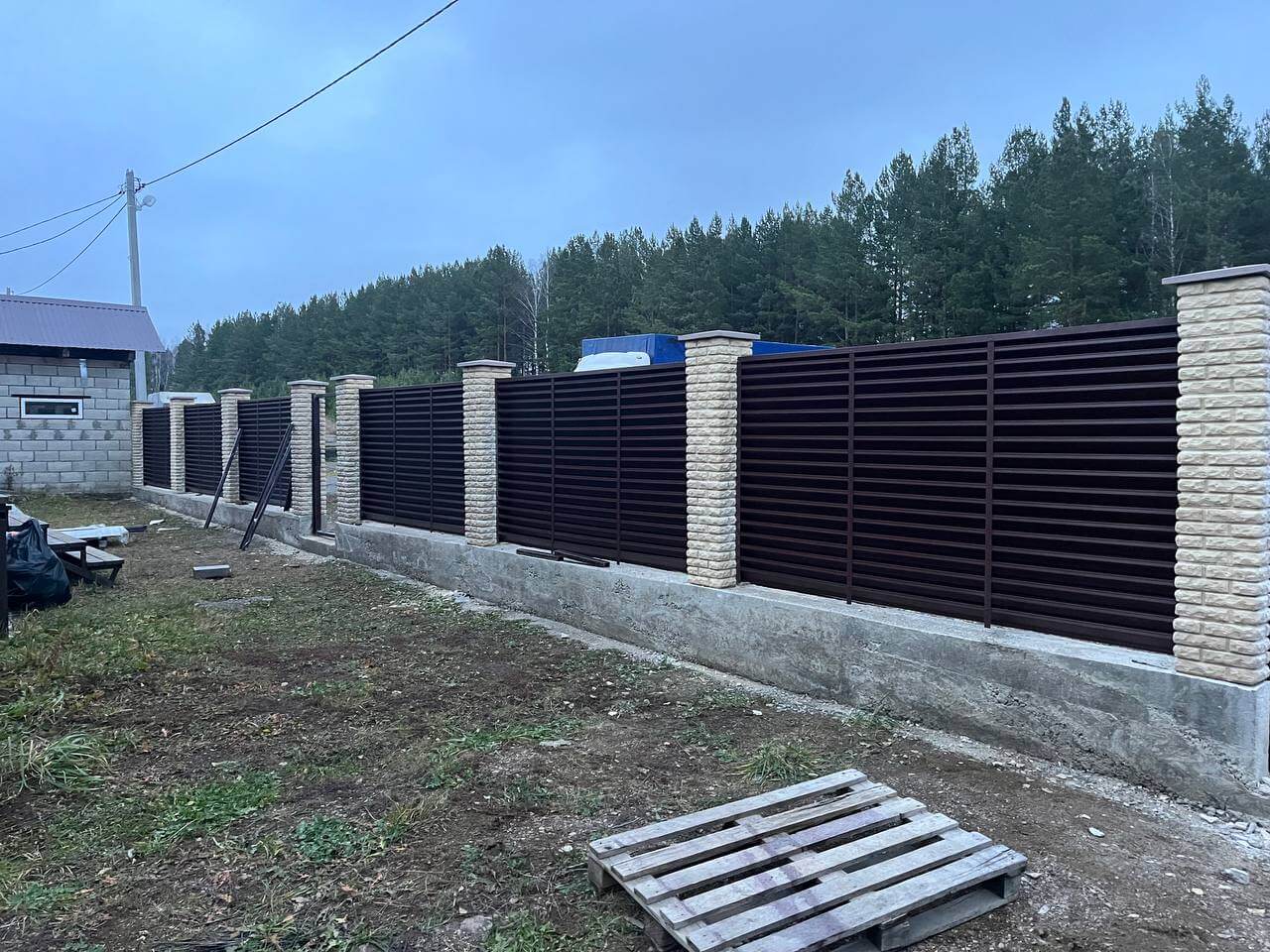 Забор-жалюзи из ламелей ЭКО-Z 18м RAL8017/8017 Шоколад двусторонний фото 3 в Энгельсе