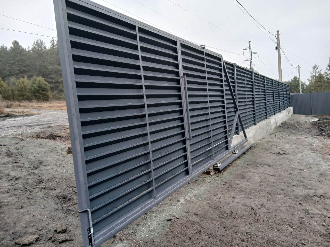 Забор-жалюзи из ламелей Хай-Тек 37м RAL7024/7024 Серый Графит двусторонний МАТТЕ фото 7 в Энгельсе